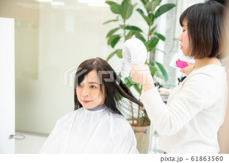 美容室でヘアケアをするシニア女性 美容室でヘアケアをするシニア女性 61863560