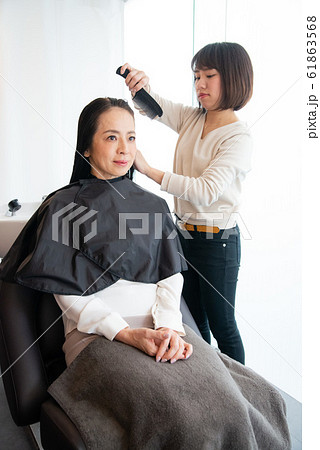 美容室でシャンプーをするシニア女性 美容室でシャンプーをするシニア女性 61863568