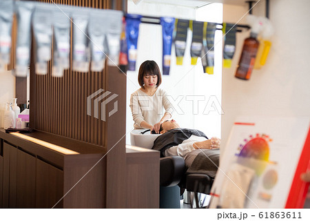 美容室でシャンプーをするシニア女性 61863611