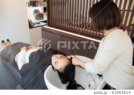 美容室でヘアケアをするシニア女性 61863614