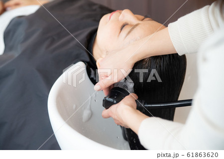 美容室でヘアケアをするシニア女性 美容室でヘアケアをするシニア女性 61863620
