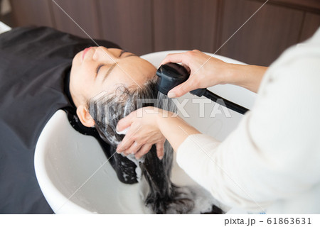美容室でヘアケアをするシニア女性 美容室でヘアケアをするシニア女性 61863631