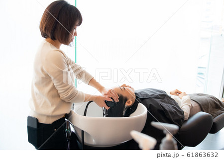 美容室でヘアケアをするシニア女性 61863632