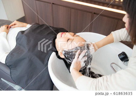 美容室でヘアケアをするシニア女性 美容室でヘアケアをするシニア女性 61863635