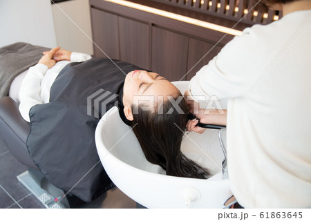 美容室でヘアケアをするシニア女性 美容室でヘアケアをするシニア女性 61863645