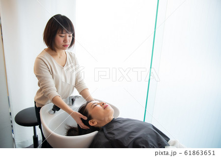 美容室でヘアケアをするシニア女性 美容室でヘアケアをするシニア女性 61863651