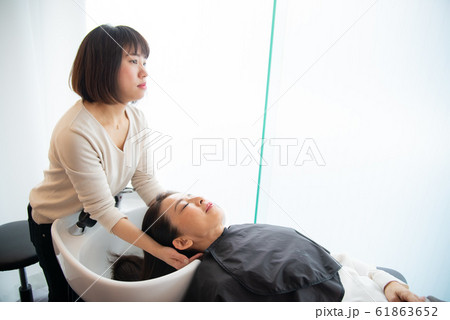 美容室でヘアケアをするシニア女性 美容室でヘアケアをするシニア女性 61863652