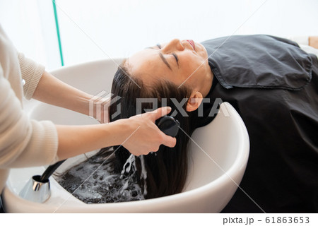 美容室でヘアケアをするシニア女性 美容室でヘアケアをするシニア女性 61863653