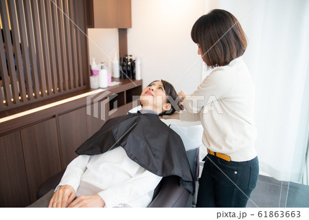 美容室でヘアケアをするシニア女性 美容室でヘアケアをするシニア女性 61863663