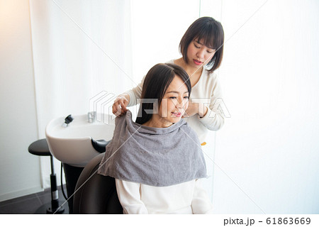美容室でヘアケアをするシニア女性 美容室でヘアケアをするシニア女性 61863669