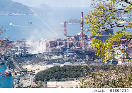 桜咲く音戸の瀬戸公園から眺めた製鉄所の景色 桜咲く音戸の瀬戸公園から眺めた製鉄所の景色 61864250