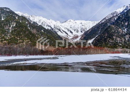【長野県】冬の上高地 北アルプスと梓川 【長野県】冬の上高地 北アルプスと梓川 61864434