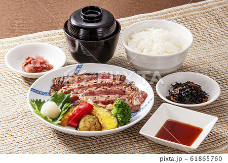 焼肉定食 和風ステーキ定食 焼肉と野菜と大根おろし イメージ素材 焼肉定食 和風ステーキ定食 焼肉と野菜と大根おろし イメージ素材 61865760
