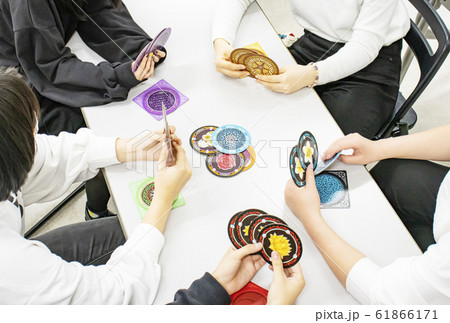 ボードゲーム 盤上ゲーム 若いプレイヤー イメージ素材 ボードゲーム 盤上ゲーム 若いプレイヤー イメージ素材 61866171