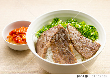 カルビ焼肉丼。(国産牛肉･上カルビ使用) 白菜キムチ付き。 61867330