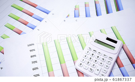 グラフ ビジネス書類 イメージ グラフ ビジネス書類 イメージ 61867337