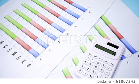 グラフ ビジネス書類 イメージ グラフ ビジネス書類 イメージ 61867343