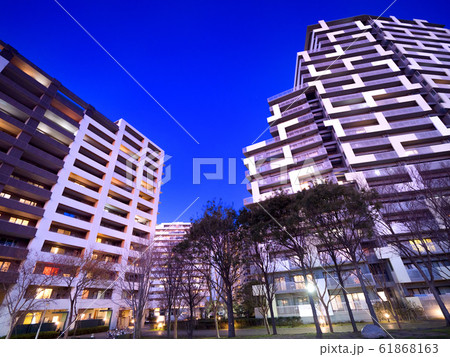 夕暮れの高層マンション 夕暮れの高層マンション 61868163