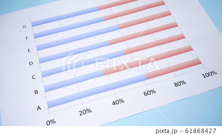 グラフ ビジネス書類 イメージ グラフ ビジネス書類 イメージ 61868427