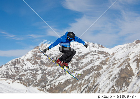 Skier does the jumping trick 61869737