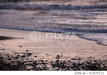 太陽に輝く波打ち際 61870111