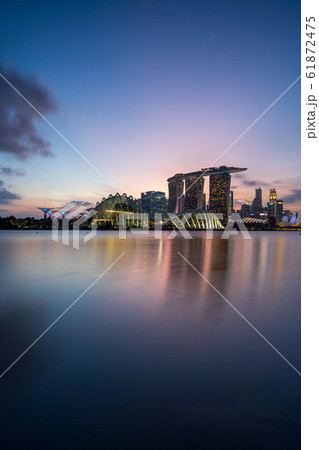 シンガポール中心地・夜景　縦構図 61872475