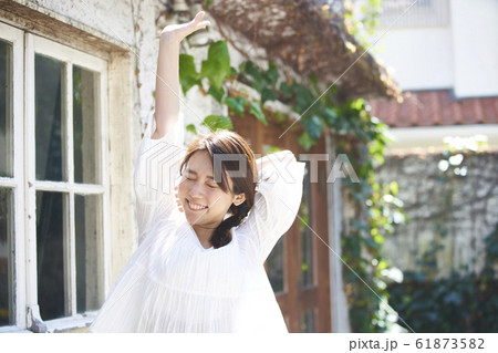 若い女性 61873582