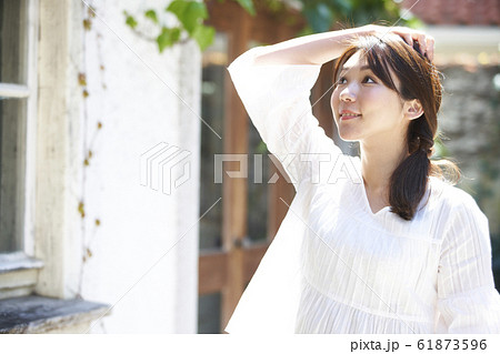 若い女性 若い女性 61873596