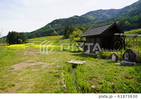 国営アルプスあずみの公園（安曇野の田園風景）水車小屋 61873630