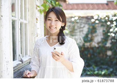 若い女性 若い女性 61873788