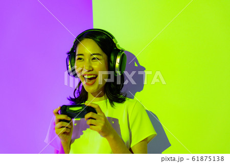 eスポーツ　ゲーム　人物　女性　日本人　若い　ライブ　笑顔　スマイル　コントローラー　イベント　体験 61875138