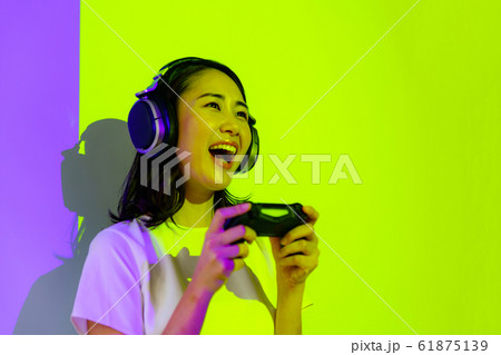 eスポーツ　ゲーム　人物　女性　日本人　若い　ライブ　笑顔　スマイル　コントローラー　イベント　体験 61875139