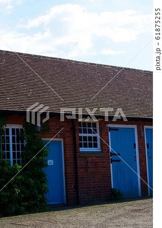 イギリス レンガ作りの小屋 イングリッシュガーデンの写真素材