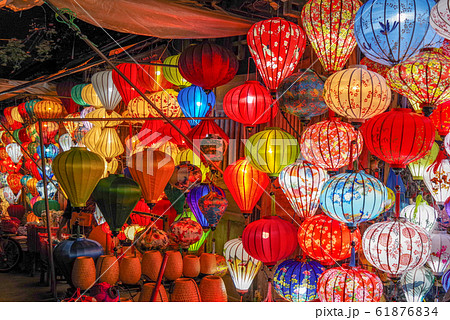 ベトナム ホイアンの街並み きれいなランタンの写真素材 [61876834