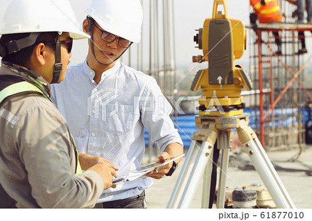 Engineers and staff are inspecting the buildings 61877010