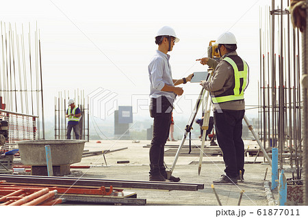 Engineers and staff are inspecting the buildings 61877011