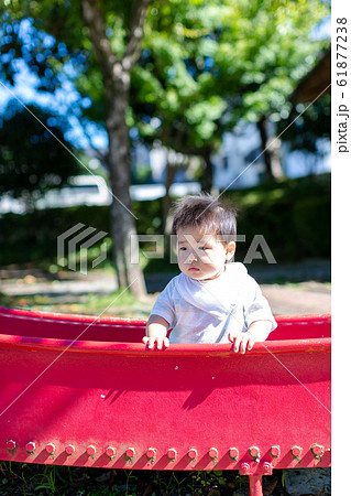 公園で遊ぶ乳幼児 61877238