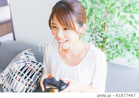 ホームパーティでゲームを楽しむ女性 人物 日本人 ライフスタイル 暮らし サロン マッチング 部屋 ホームパーティでゲームを楽しむ女性 人物 日本人 ライフスタイル 暮らし サロン マッチング 部屋 61877467