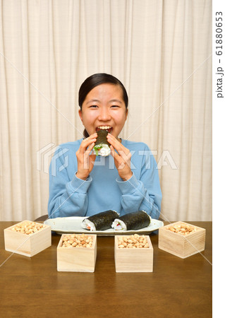 恵方巻を食べる女の子(節分) 恵方巻を食べる女の子(節分) 61880653