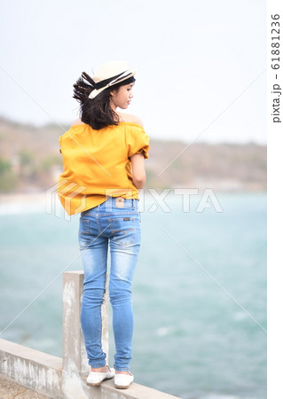 散策する女性 61881236