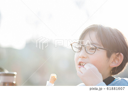 ソフトクリームを食べる男の子 ソフトクリームを食べる男の子 61881607