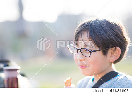 ソフトクリームを食べる男の子 61881608