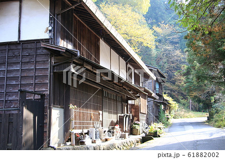 外国人にも大人気の宿場町妻籠宿のとば口 外国人にも大人気の宿場町妻籠宿のとば口 61882002