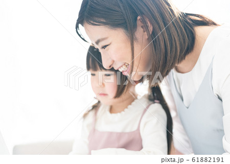 ママ 女の子 パソコン ママ 女の子 パソコン 61882191