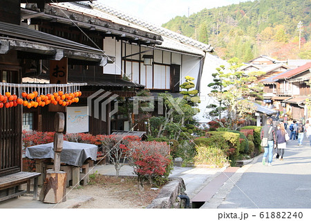 吊るし柿がもてなす外国人にも大人気の宿場町妻籠宿 61882240
