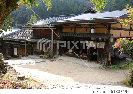 一部に土のままの道を残した妻籠宿 61882596