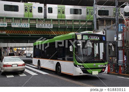 高田馬場駅前を行く都営バス飯64系統 フルフラットバス の写真素材