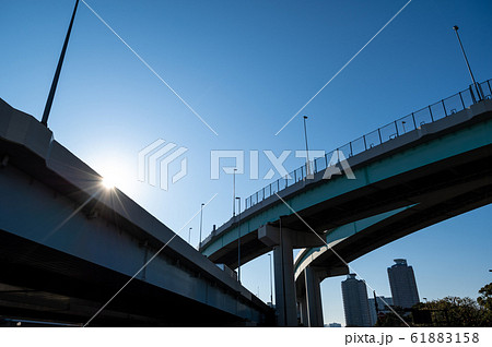 首都高速 辰巳ジャンクションと太陽の光芒 2020.01 b-3 首都高速 辰巳ジャンクションと太陽の光芒 2020.01 b-3 61883158