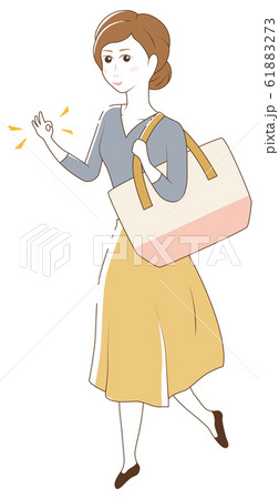 バッグを掛けた女性 61883273