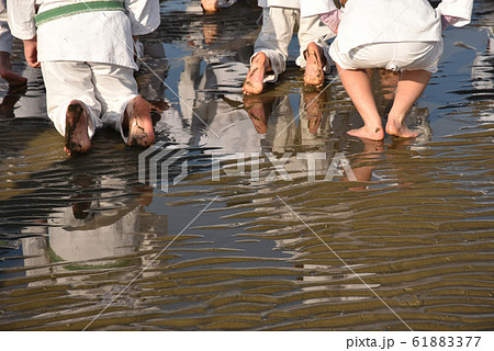 空手　砂浜 61883377